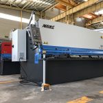 ہائیڈرولک ہیئرنگ مشین 12 ملی میٹر سٹیل پلیٹ کاٹنے والی مشین 2500 ملی میٹر